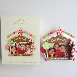 Hallmark 2009 Keepsake Ornament “Our Family”  Photo Holder Gingerbread House NE